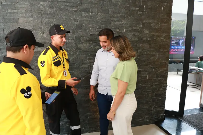 Técnico da e-Control apresentando o laudo digital ao cliente